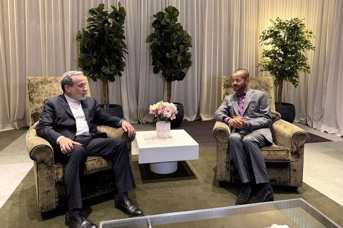 O ministro iraniano Abbas Araghchi (E) com o homólogo omani