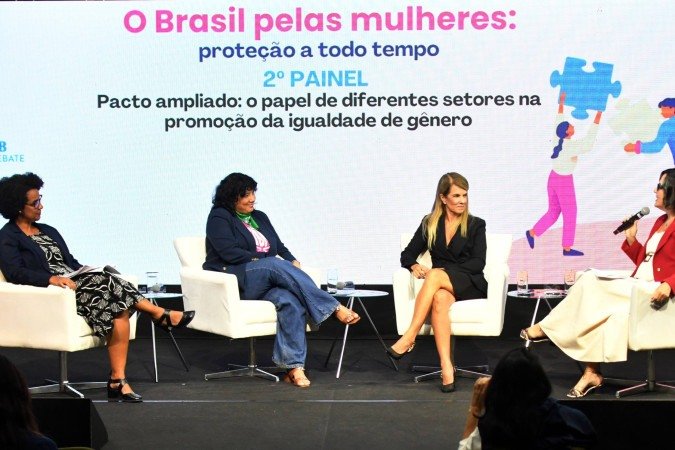 O segundo painel, apresentado pelas jornalistas Carmen Souza (E) e Adriana Bernardes (D), contou com a participação de Maria das Neves Filha e Maria Ávila Sampaio