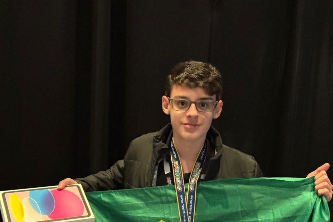 Ícaro comemora conquista erguendo bandeira do Brasil