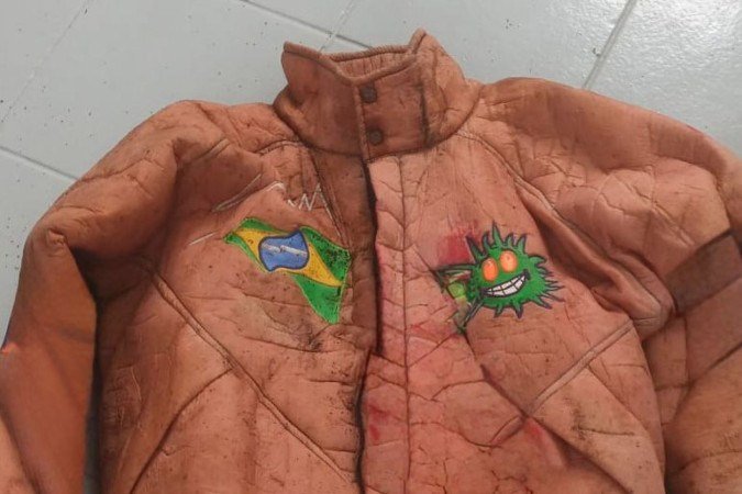 A jaqueta surpreendeu a todos por ter continuado intacta após 30 anos enterrada. 