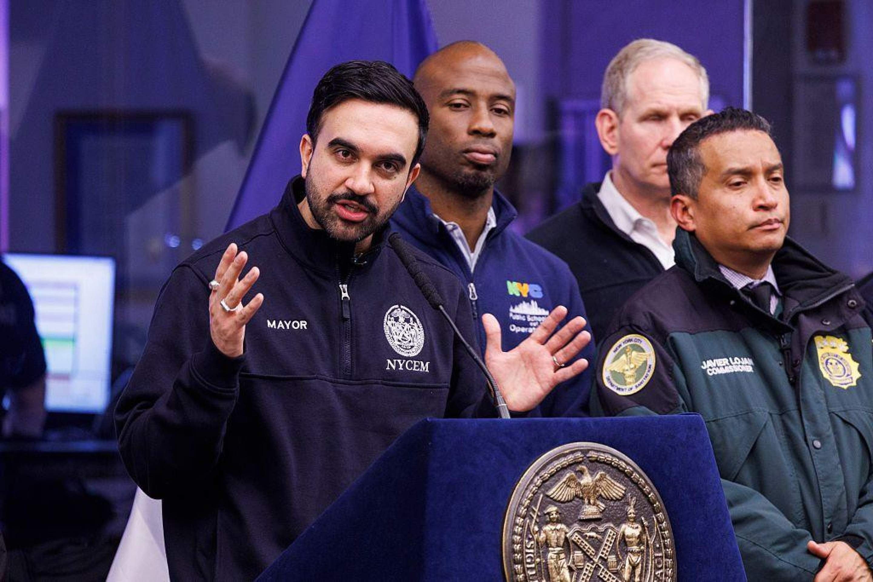 Dezenas de pessoas participaram de uma guerra de bolas de neve previamente organizada no Washington Square Park na segunda-feira (24/02). A situação evoluiu para um confronto depois que policiais chegaram ao local - (crédito: Getty Images) Dezenas de pessoas participaram de uma guerra de bolas de neve previamente organizada no Washington Square Park na segunda-feira (24/02). A situação evoluiu para um confronto depois que policiais chegaram ao local - (crédito: Getty Images)