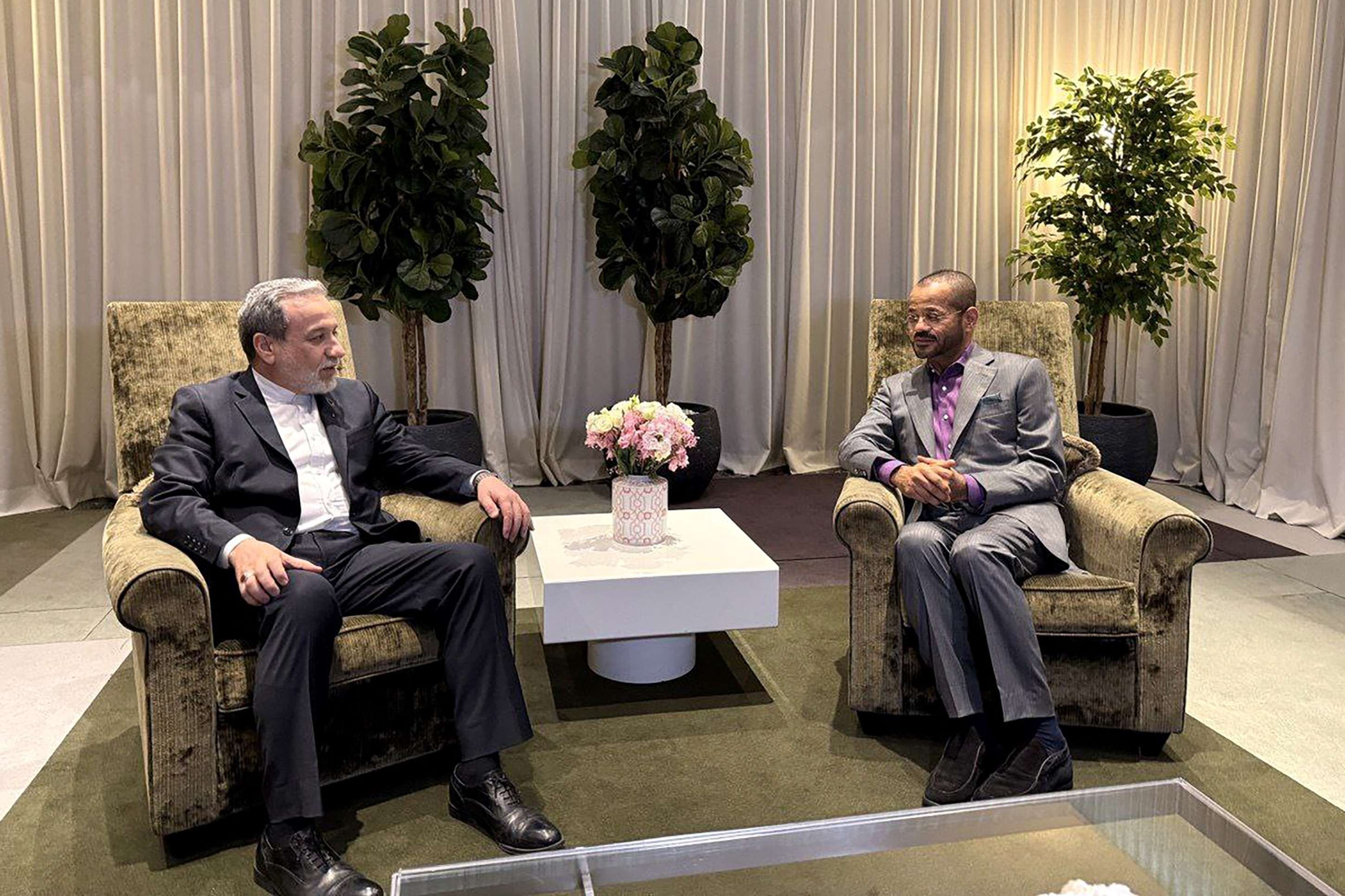 O chanceler iraniano, Abbas Araghchi (E), conversa com o hom&oacute;logo omani, na capital su&iacute;&ccedil;a 