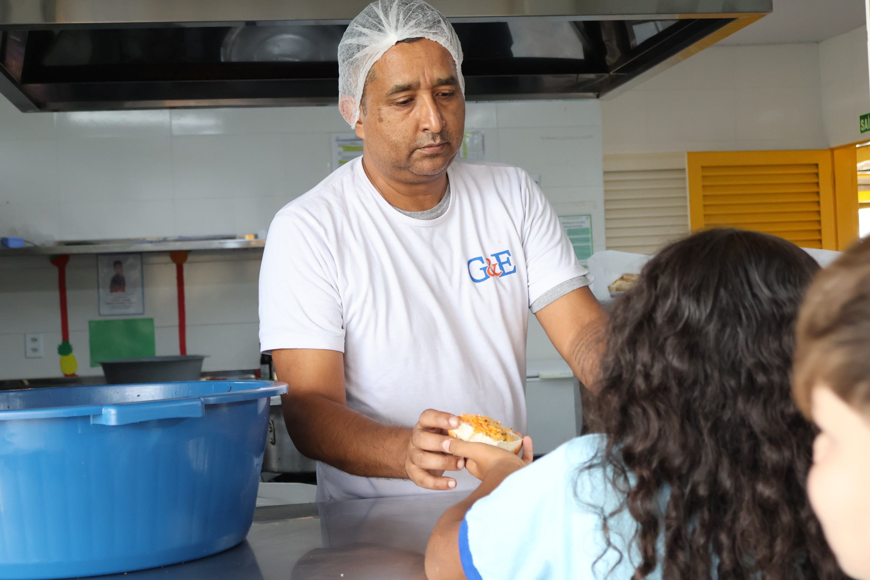Merendeiro Ricardo de Oliveira conta que o trabalho envolve incentivo di&aacute;rio aos estudantes       