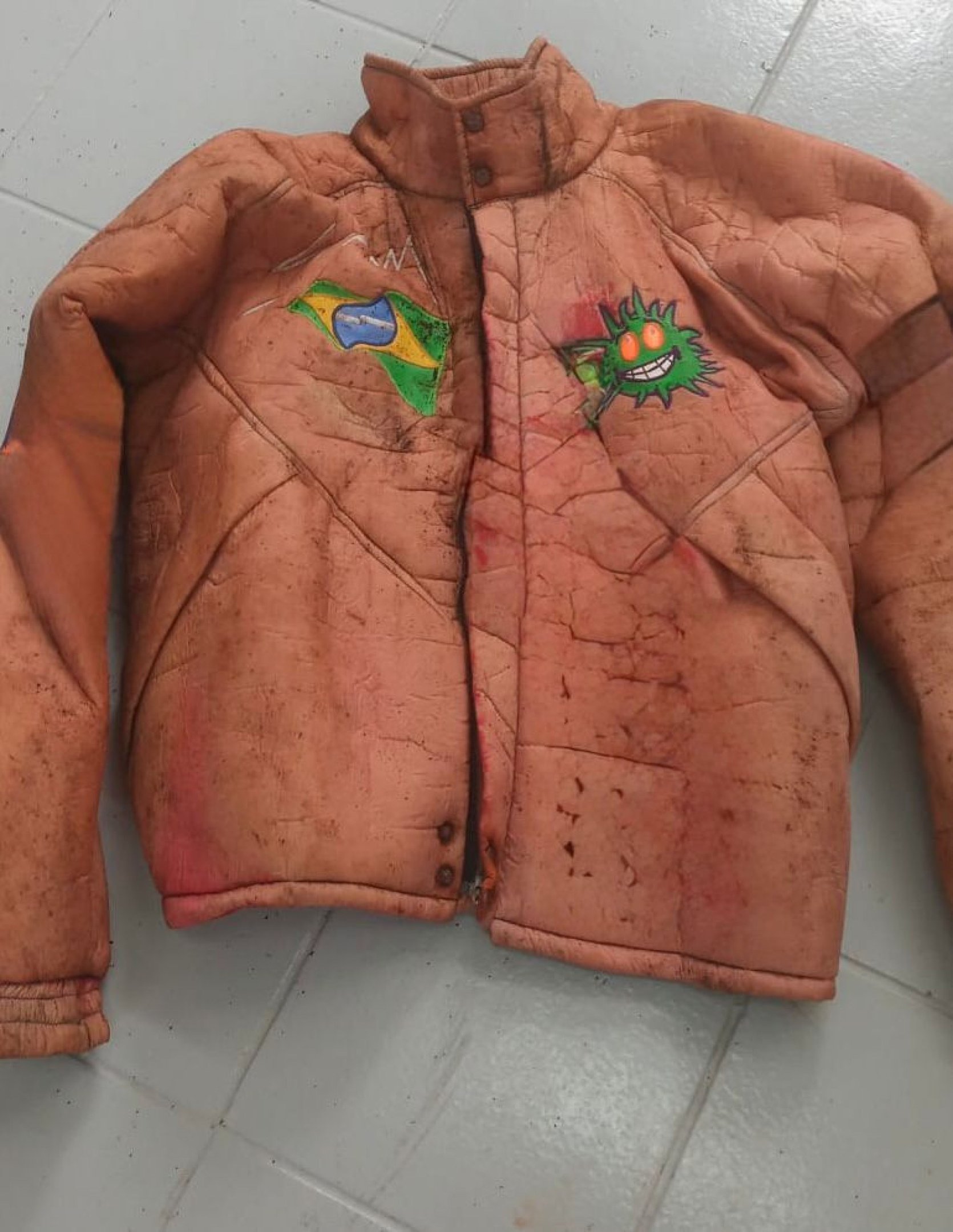 A jaqueta surpreendeu a todos por ter continuado intacta ap&oacute;s 30 anos enterrada. 