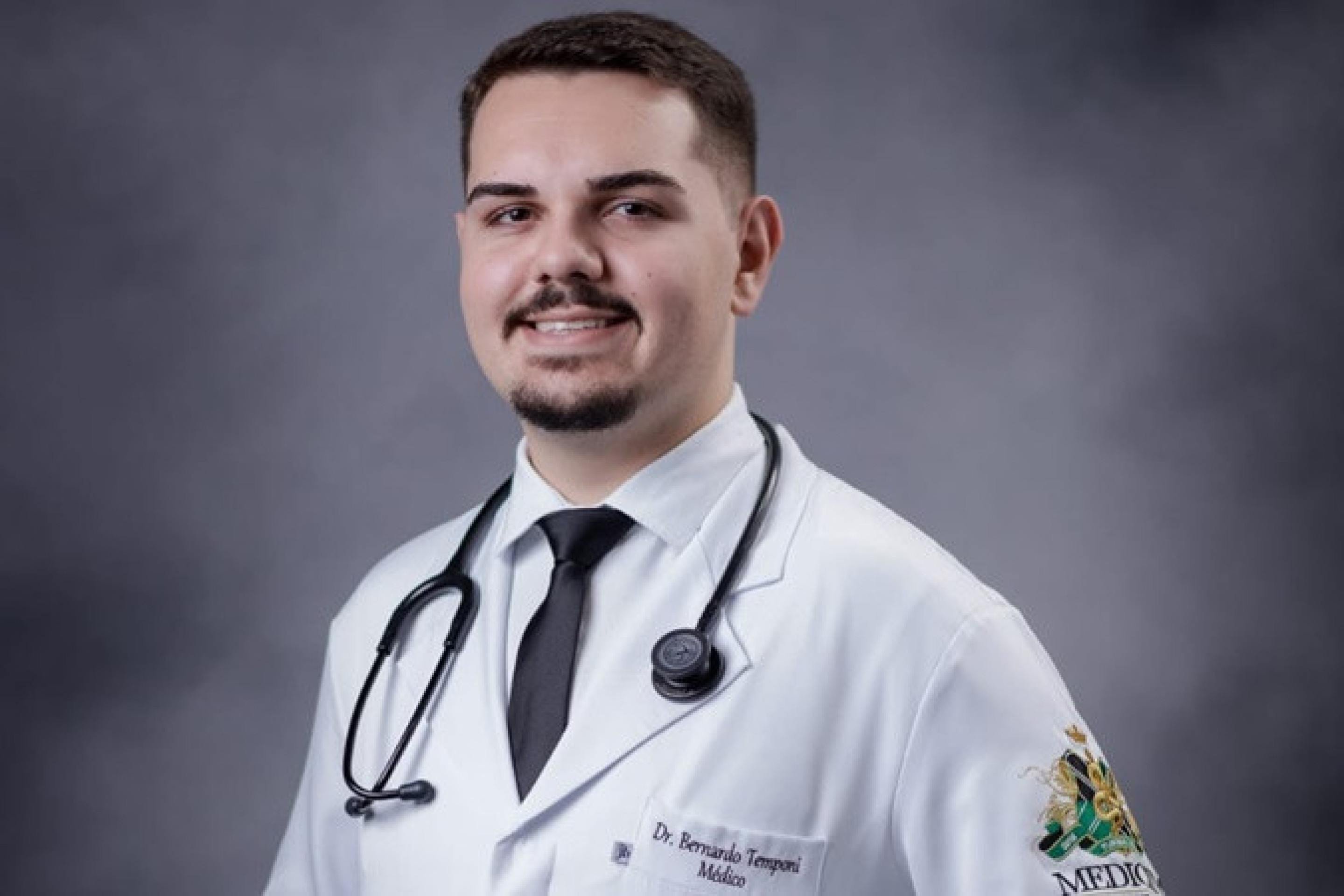 Bernardo Temponi, 25, residente de cl&iacute;nica m&eacute;dica
