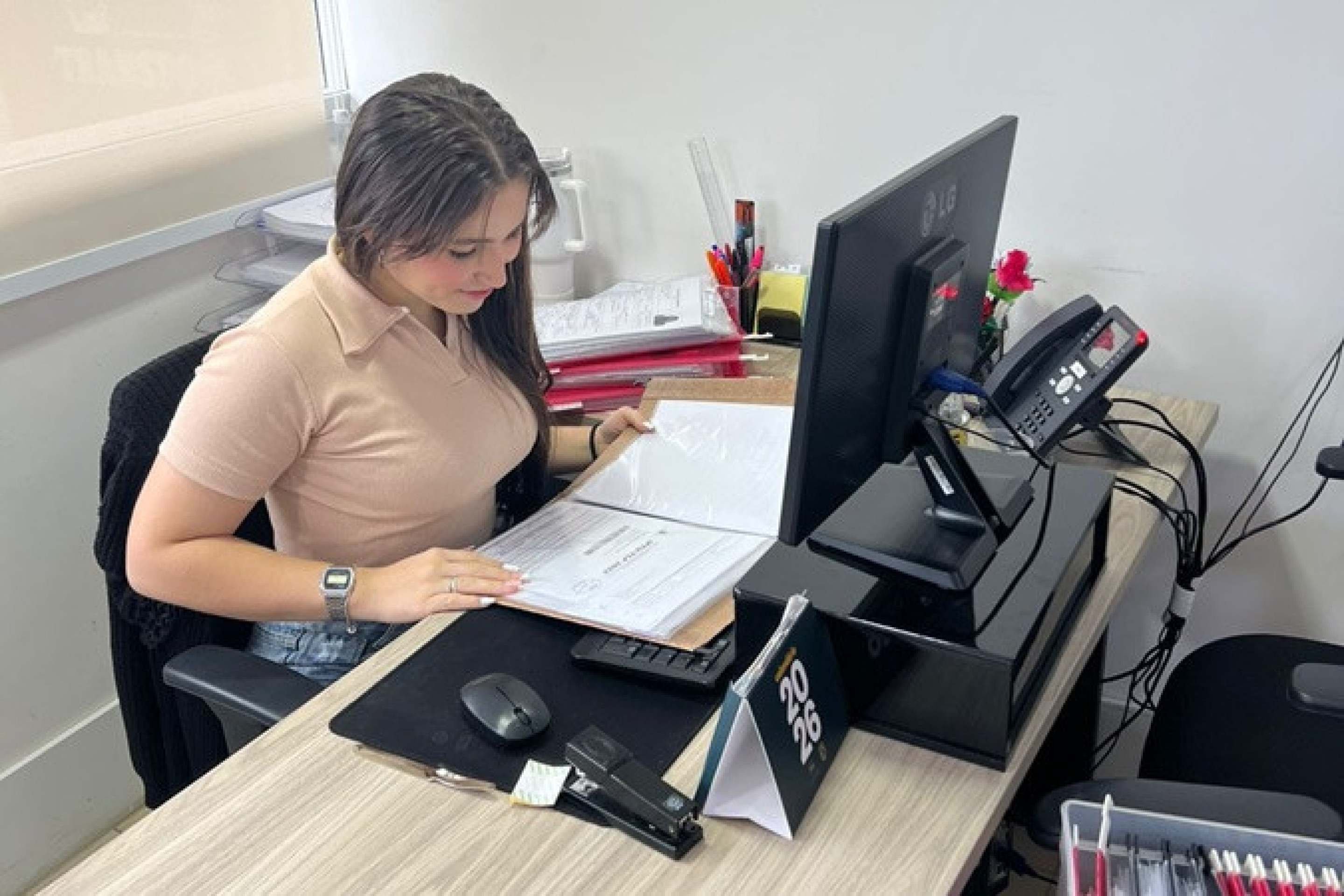 Ingrid Dantas, 18 anos, foi jovem aprendiz e hoje trabalha como auxiliar administrativa num hotel 
