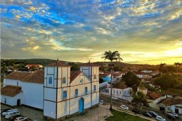 O Centro Histórico concentra boa parte do movimento turístico com a Igreja Matriz de Nossa Senhora do Rosário sendo um dos principais símbolos da cidade. -  (crédito: Reprodução/PortalGov)