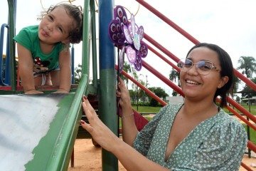 Milene Ferreira com a filha Ísis no parquinho do Taguaparque - (crédito: Marcelo Ferreira/CB/D.A Press) Milene Ferreira com a filha Ísis no parquinho do Taguaparque - (crédito: Marcelo Ferreira/CB/D.A Press)