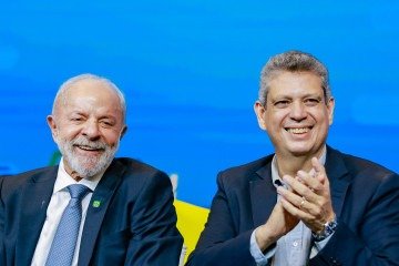 O presidente Lula com o ministro das Cidades, Jader Filho, em evento em Brasília: 'Zema não apresentou nenhum projeto até agora' - (crédito: Ricardo Stuckert / PR) O presidente Lula com o ministro das Cidades, Jader Filho, em evento em Brasília: 'Zema não apresentou nenhum projeto até agora' - (crédito: Ricardo Stuckert / PR)
