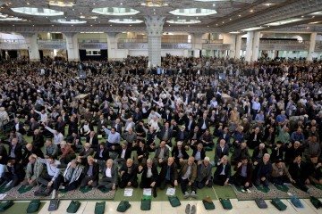 Iranianos xiitas gritam slogans contra os Estados Unidos, durante orações do Ramadã em mesquita de Teerã -  (crédito: AFP)