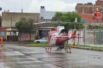 Militares iniciaram o protocolo de Reanimação Cardiopulmonar (RCP) com o apoio da equipe médica do resgate aéreo. -  (crédito: Divulgação/CBMDF)