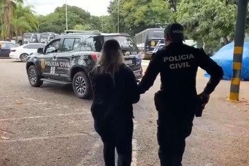 Três pessoas foram presas na sexta-feira (27/2): um homem de 19 anos; uma mulher de 45; um adolescente de 15 - (crédito: Divulgação/PCDF) Três pessoas foram presas na sexta-feira (27/2): um homem de 19 anos; uma mulher de 45; um adolescente de 15 - (crédito: Divulgação/PCDF)