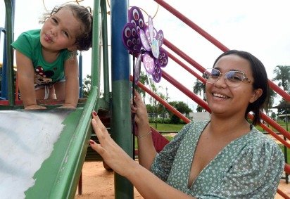 Milene Ferreira com a filha &Iacute;sis no parquinho do Taguaparque -  (crédito:  Marcelo Ferreira/CB/D.A Press) -Milene Ferreira com a filha &Iacute;sis no parquinho do Taguaparque -  (crédito:  Marcelo Ferreira/CB/D.A Press)