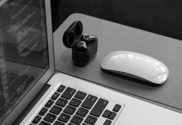 Entre os produtos que tiveram o aumento cancelado estão smartphones e notebooks, que voltam a ter alíquota de 16% -  (crédito: Freepik)