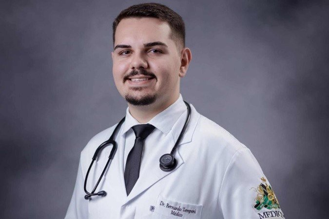Bernardo Temponi, 25, residente de clínica médica -  (crédito: Arquivo Pessoal)