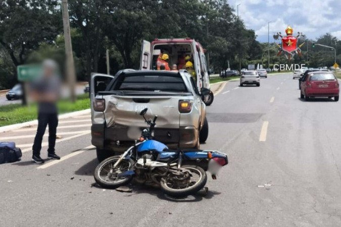 A colisão entre moto e carro deixa um ferido na L4 Sul - (crédito: Divulgação/CBMDF) A colisão entre moto e carro deixa um ferido na L4 Sul - (crédito: Divulgação/CBMDF)