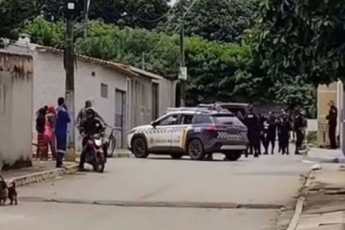 Mais cedo, policiais estavam no local à procura do terceiro suspeito - (crédito: Reprodução/@ceilandiamuitatreta) Mais cedo, policiais estavam no local à procura do terceiro suspeito - (crédito: Reprodução/@ceilandiamuitatreta)