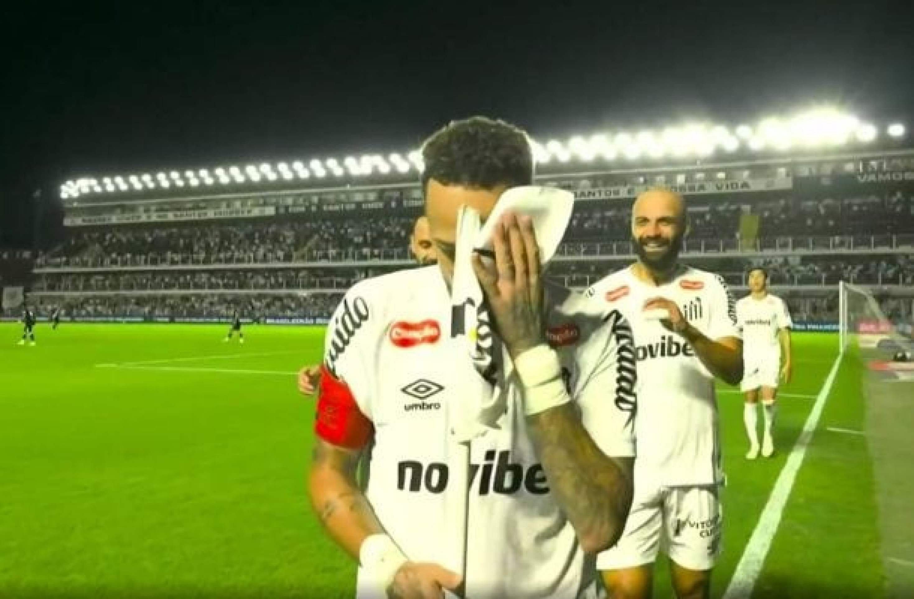 Neymar faz dança diante de uma das bandeiras de escanteio da Vila Belmiro -  (crédito: Foto: Reprodução)