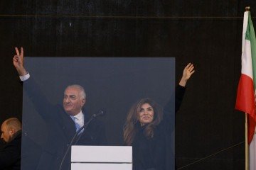 Hoje um dos líderes da oposição iraniana no exílio, o ex-príncipe coroado Reza Pahlavi faz sinal da vitória, ao lado da esposa, em Munique - (crédito: AFP) Hoje um dos líderes da oposição iraniana no exílio, o ex-príncipe coroado Reza Pahlavi faz sinal da vitória, ao lado da esposa, em Munique - (crédito: AFP)