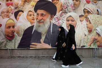 Morte de Khamenei e ameaças mútuas ampliam tensão internacional, afetando petróleo, comércio e segurança - (crédito: AFP) Morte de Khamenei e ameaças mútuas ampliam tensão internacional, afetando petróleo, comércio e segurança - (crédito: AFP)
