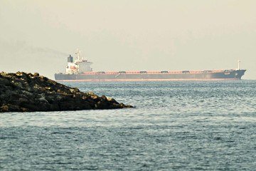 Cargueiro é fotografado na costa de Fujairah, no Estreito de Ormuz - (crédito: Giuseppe Cacace/AFP) Cargueiro é fotografado na costa de Fujairah, no Estreito de Ormuz - (crédito: Giuseppe Cacace/AFP)