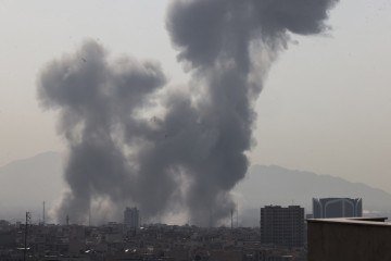 Mais cedo, os Estados Unidos e Israel atacaram o Irã em ação militar conjunta, após semanas de ameaças do presidente americano Donald Trump de lançar um grande ataque contra o país -  (crédito:  AFP)