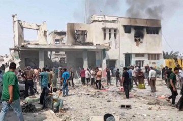 Esta imagem, capturada da televisão estatal iraniana e transmitida em 28 de fevereiro de 2026, mostra o que a emissora afirma ser o local dos ataques mortais dos EUA e de Israel - (crédito: AFP) Esta imagem, capturada da televisão estatal iraniana e transmitida em 28 de fevereiro de 2026, mostra o que a emissora afirma ser o local dos ataques mortais dos EUA e de Israel - (crédito: AFP)