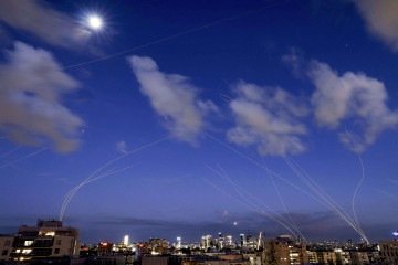 Rastros e explosões de interceptações de projéteis pelo sistema de defesa antimíssil Domo de Ferro de Israel sobre Tel Aviv em 28 de fevereiro de 2026 - (crédito: AFP) Rastros e explosões de interceptações de projéteis pelo sistema de defesa antimíssil Domo de Ferro de Israel sobre Tel Aviv em 28 de fevereiro de 2026 - (crédito: AFP)