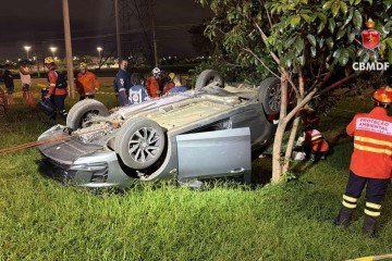 O grave acidente ocasionou a morte de uma mulher, no local, na QR 125 de Samambaia -  (crédito: SOINP/CBMDF/ Divulgação)