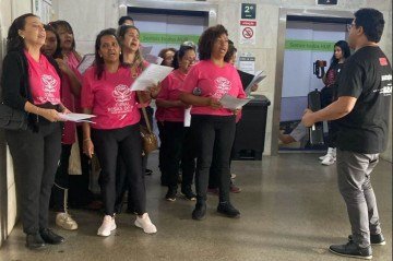 Coral Rosas do Pai no Hospital Universitário de Brasília (HUB) -  (crédito: Reprodução/Instagram/@profatimasousa) -Coral Rosas do Pai no Hospital Universitário de Brasília (HUB) -  (crédito: Reprodução/Instagram/@profatimasousa)