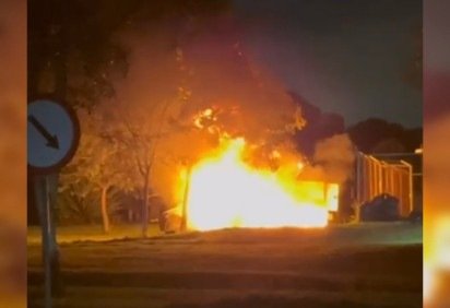 Carro pega fogo na Asa Norte -  (crédito: Material cedido ao Correio) -Carro pega fogo na Asa Norte -  (crédito: Material cedido ao Correio)