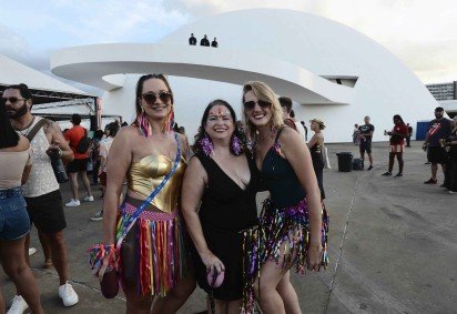  28/02/2026. Cr&eacute;dito: Minervino J&uacute;nior/CB/D.A Press. Brasil.  Brasilia - DF. Ressaca do Carnaval no Museu com a banda de percuss&atilde;o Maria vai com as outras. LorenaVieira, &Iacute;sis Sivinsk e Landra Mazer -  (crédito: Minervino Júnior/CB/D.A.Press)