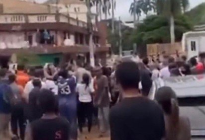 Apesar das hostilidades, não houve confrontos físicos. A equipe de segurança acompanhou o presidente -  (crédito: Reprodução/Redes Sociais ) -Apesar das hostilidades, não houve confrontos físicos. A equipe de segurança acompanhou o presidente -  (crédito: Reprodução/Redes Sociais )