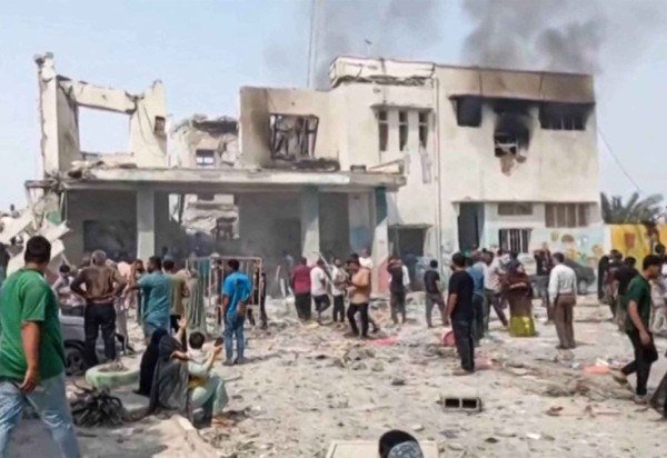 Imagens dos ataques no Irã neste sábado (28/2)       -  (crédito: MITA / IRIB TV / AFP)