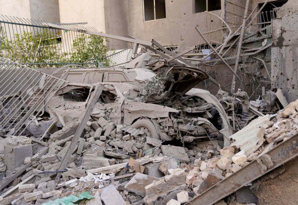 Imagens dos ataques no Irã neste sábado (28/2)       -  (crédito: AMIR KHOLOUSI / ISNA / AFP)