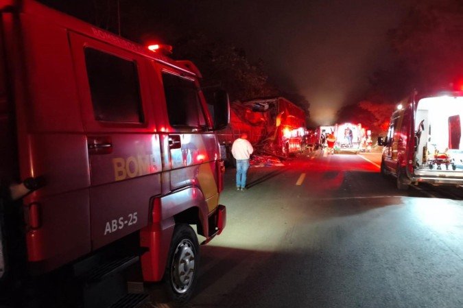 Mais de 50 pessoas estiveram envolvidas no acidente na BR-153 - (crédito: Assessoria de Comunicação Social/BM-5*/ Divulgação) Mais de 50 pessoas estiveram envolvidas no acidente na BR-153 - (crédito: Assessoria de Comunicação Social/BM-5*/ Divulgação)