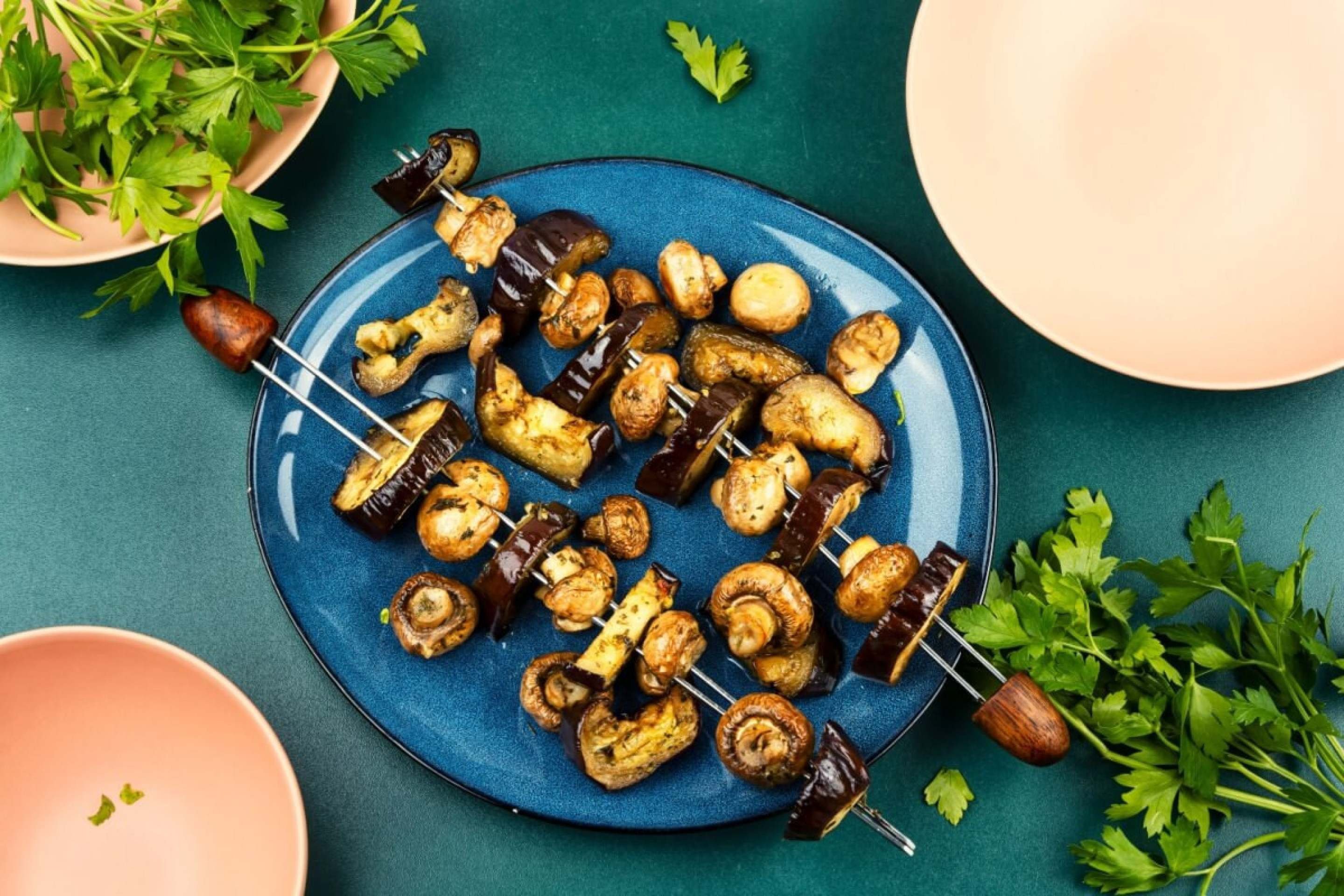 Espetinho de cogumelo e berinjela (Imagem: Mykolal Mykolal | Shutterstock) - (crédito: EdiCase) Espetinho de cogumelo e berinjela (Imagem: Mykolal Mykolal | Shutterstock) - (crédito: EdiCase)