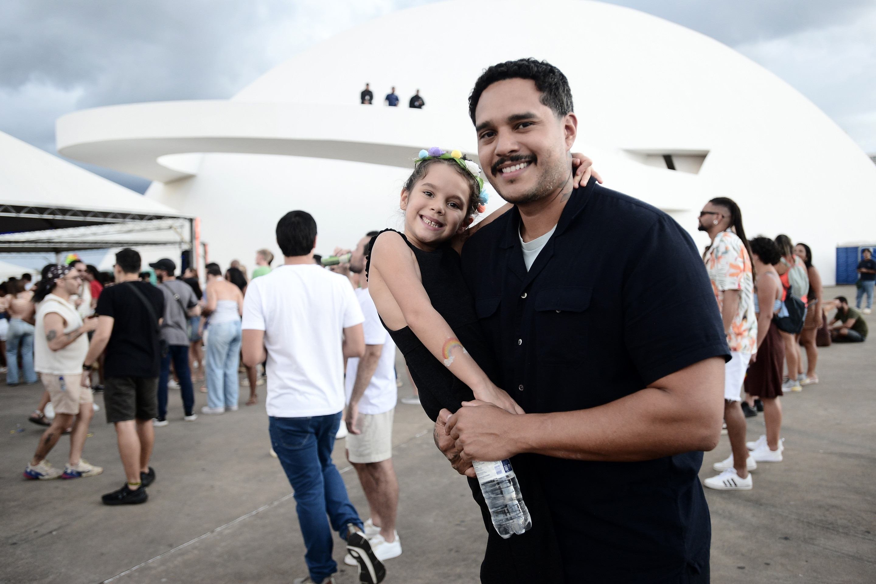  28/02/2026. Cr&eacute;dito: Minervino J&uacute;nior/CB/D.A Press. Brasil.  Brasilia - DF. Ressaca do Carnaval no Museu com a banda de percuss&atilde;o Maria vai com as outras. Jo&atilde;o Pedro Costa e sua filha Maelle Costa