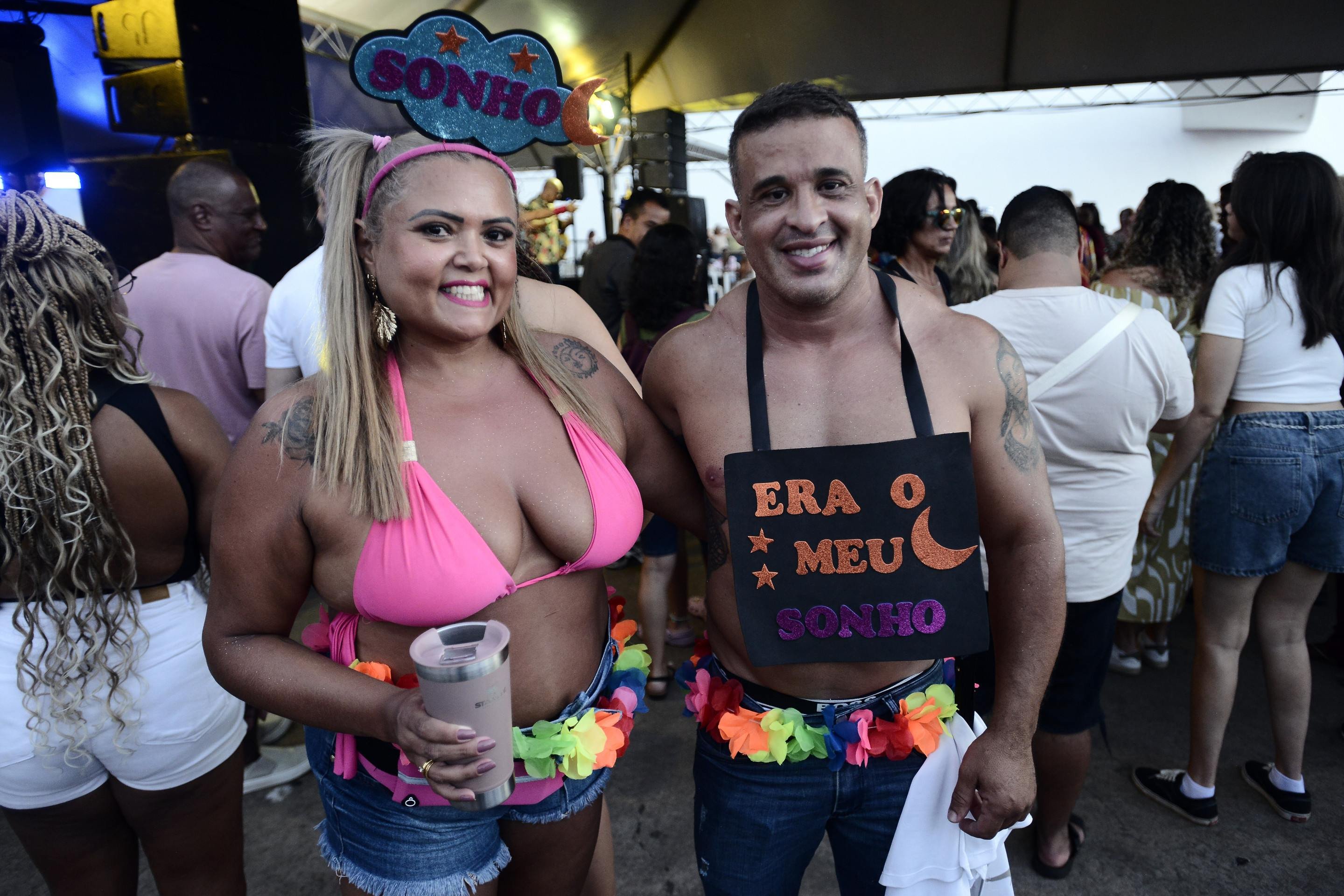 O casal Jana&iacute;na Lins e M&aacute;rcio Freitas esteve no canteiro do Samba, no Museu da Rep&uacute;blica, ontem