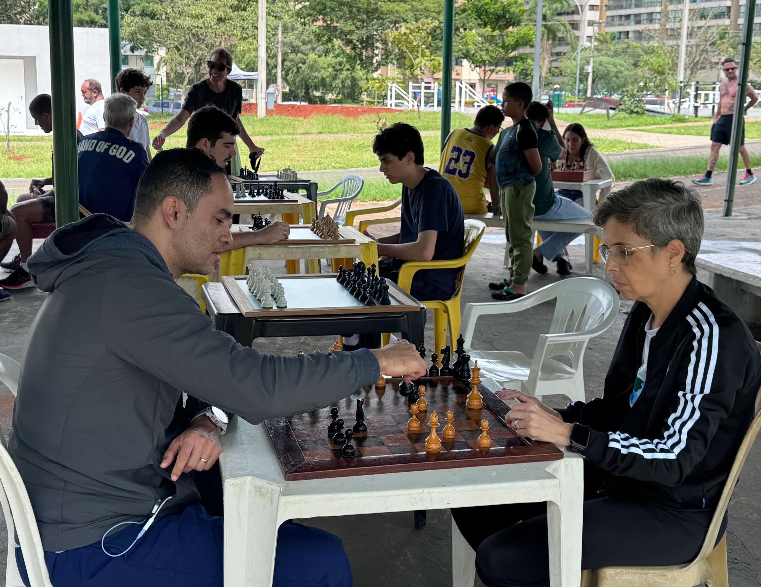 Rodrigo Oliveira e Cris Freitas em uma oficina de xadrez