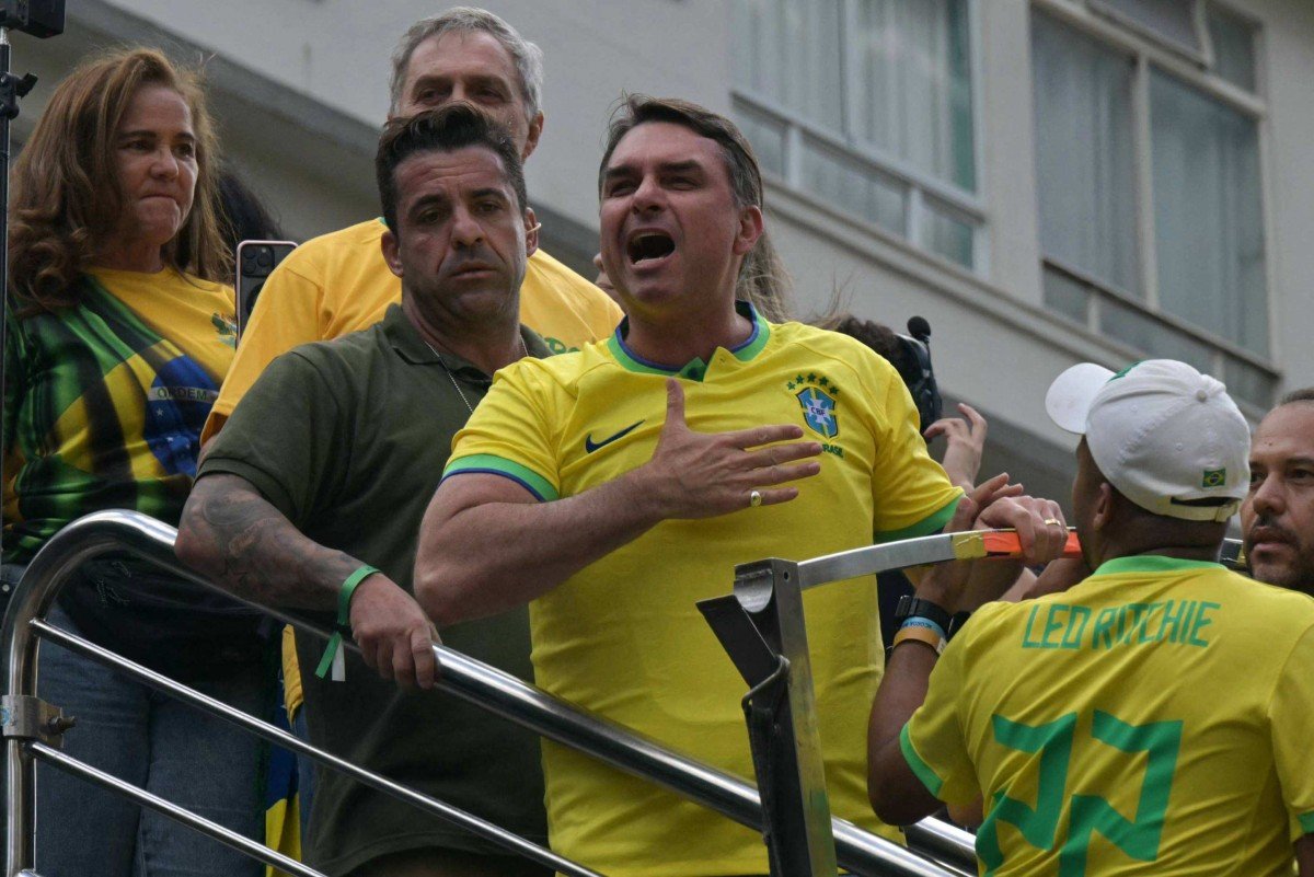 Presidente Lula em reunião com ministros no Palácio do Planalto discutindo estratégias contra a oposição.