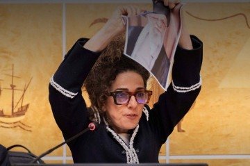 Masih Alinejad, ativista iraniano-americana, rasga foto de Khamenei, na ONU - (crédito: Arquivo pessoal ) Masih Alinejad, ativista iraniano-americana, rasga foto de Khamenei, na ONU - (crédito: Arquivo pessoal )