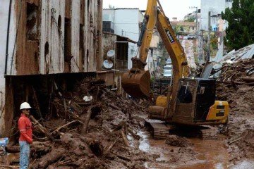 Máquinas trabalham para desobstruir vias por toda a cidade: 'Serão meses
a fio para concluir obras, conter encostas e reabrir todos os caminhos' - (crédito: Túlio Santos/EM/D.A.Press) Máquinas trabalham para desobstruir vias por toda a cidade: 'Serão meses
a fio para concluir obras, conter encostas e reabrir todos os caminhos' - (crédito: Túlio Santos/EM/D.A.Press)