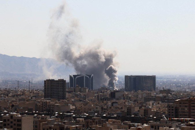 Explosões foram ouvidas na capital, Teerã. Israel afirma ter atingido o 'coração' da cidade -  (crédito: ATTA KENARE/AFP)