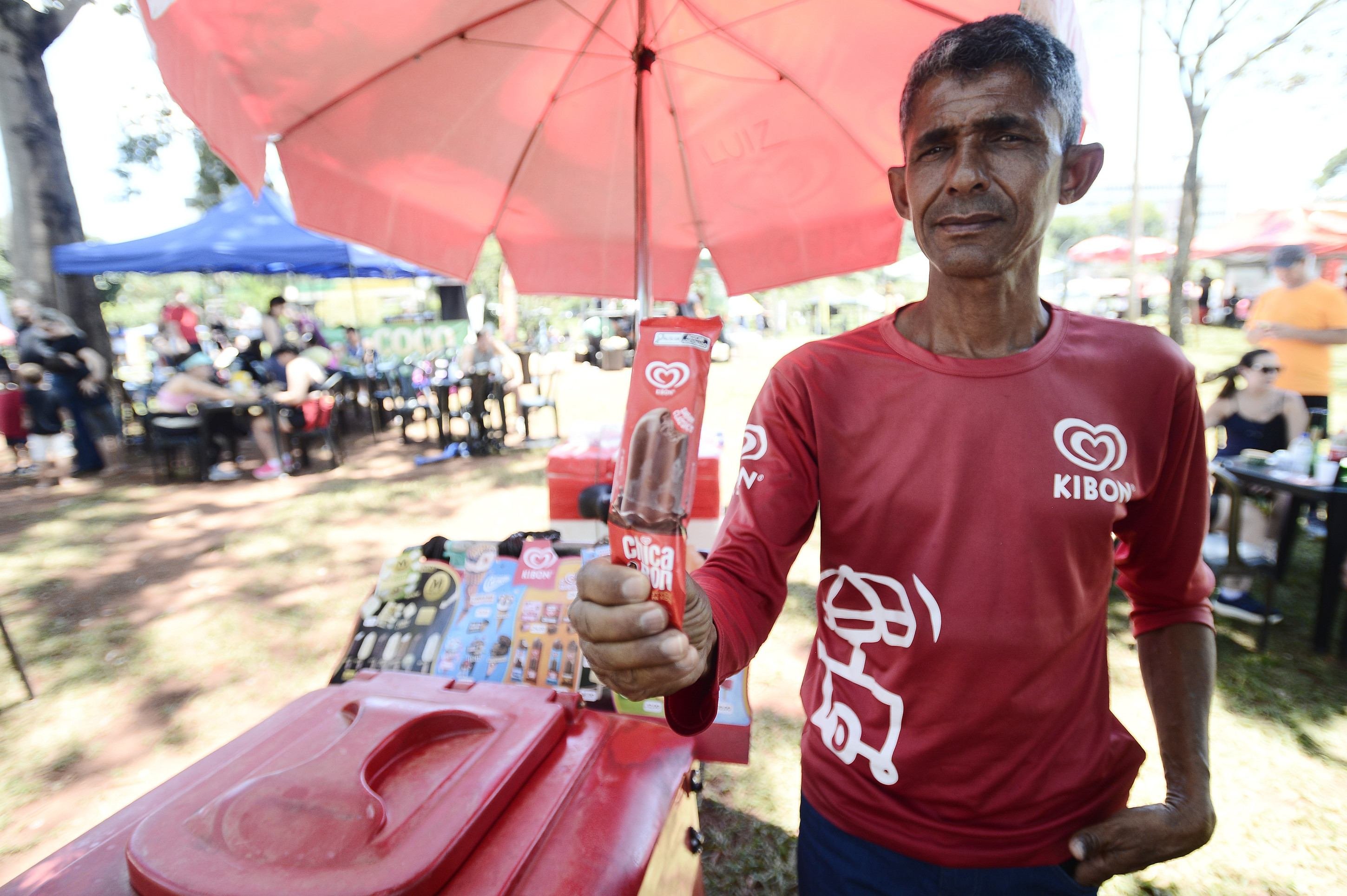 Luiz Alves trabalha  com venda de picol&eacute;s  h&aacute; 20 anos 