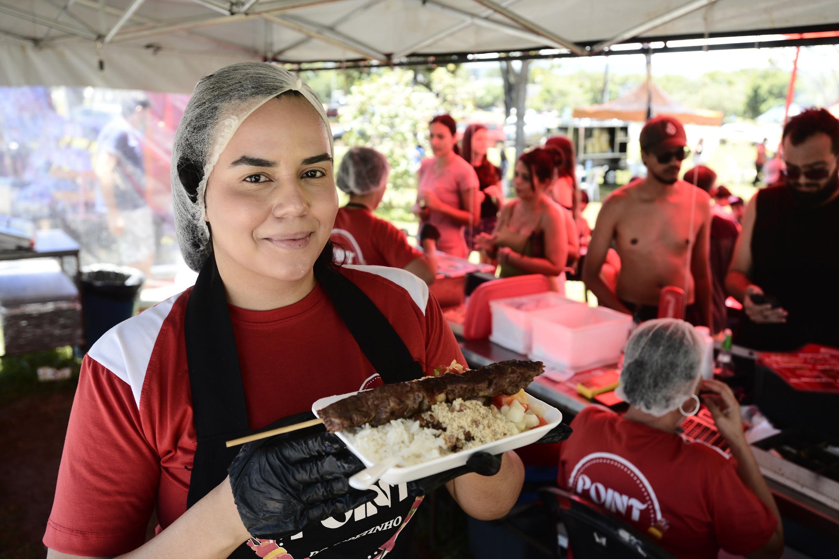 Amanda Rocha trabalha na barraca Point Espetinho, que se consolidou no espa&ccedil;o em 2024