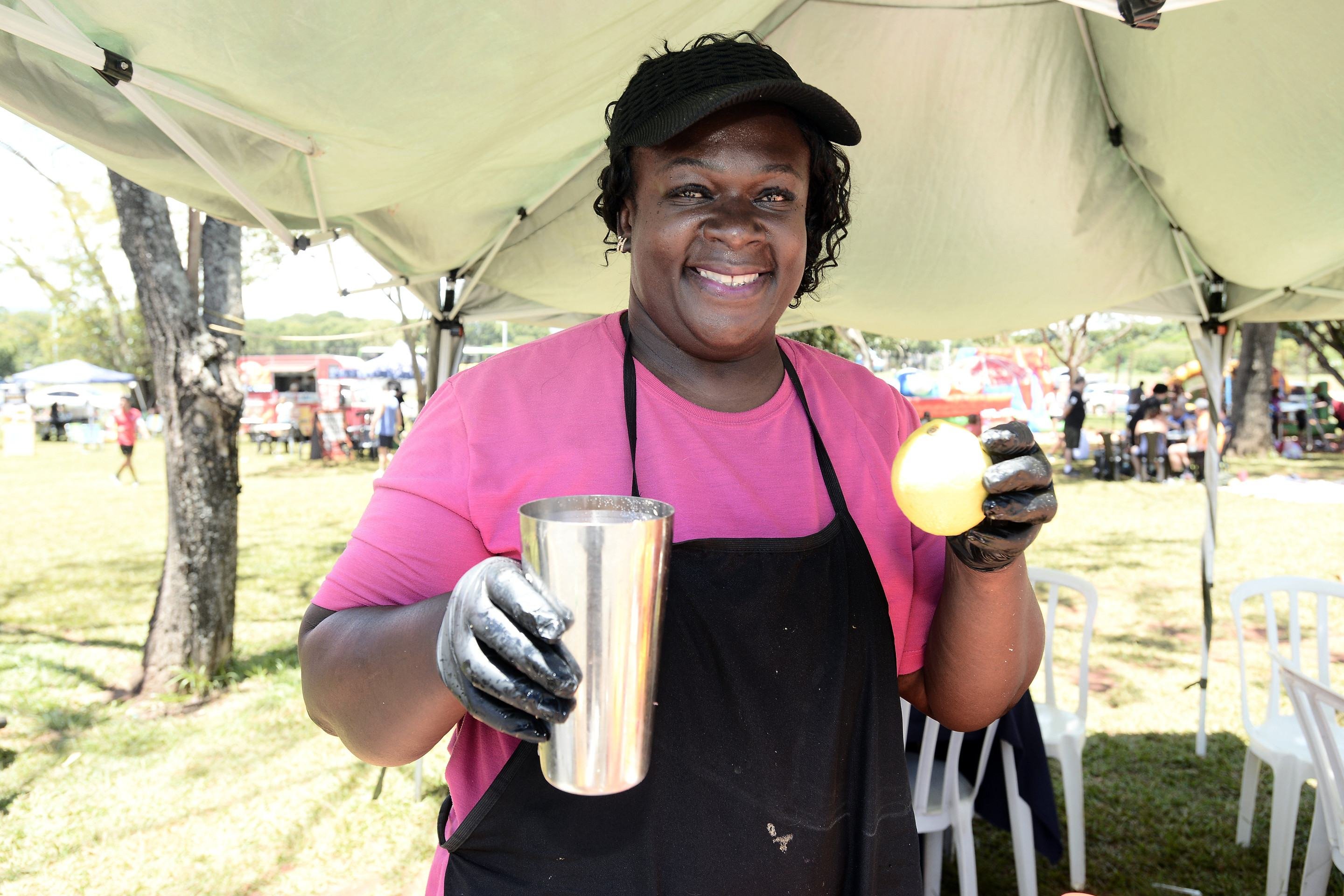 Fernanda dos Anjos vende drinks no Eix&atilde;o do Lazer