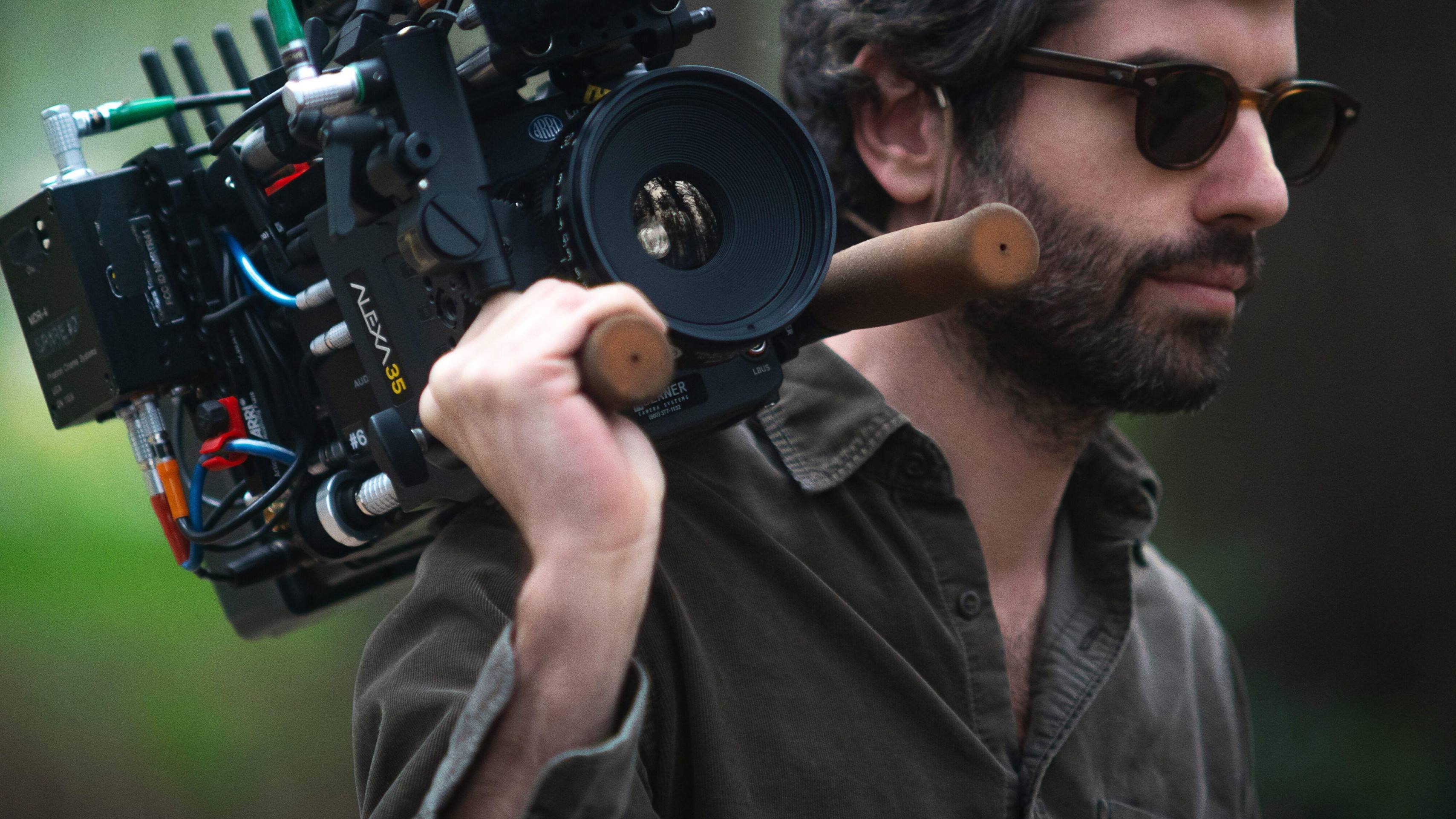 O diretor de fotografia Adolpho Veloso e o ator Joel Edgerton nas filmagens de <em>Sonhos de Trem</em> - (crédito: Daniel Schaefer/Divulgação Netflix) O diretor de fotografia Adolpho Veloso e o ator Joel Edgerton nas filmagens de <em>Sonhos de Trem</em> - (crédito: Daniel Schaefer/Divulgação Netflix)