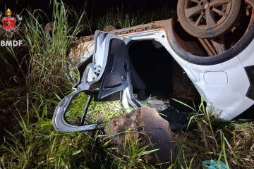 Capotagem na BR-020 deixa três adultos e duas crianças feridas em Planaltina - (crédito: Divulgação/CBMDF) Capotagem na BR-020 deixa três adultos e duas crianças feridas em Planaltina - (crédito: Divulgação/CBMDF)