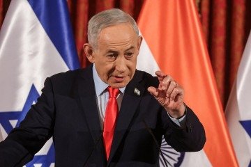 O primeiro-ministro de Israel, Benjamin Netanyahu, discursa durante uma coletiva de imprensa em Jerusalém, em 26 de fevereiro de 2026. - (crédito: GIL COHEN-MAGEN / POOL / AFP) O primeiro-ministro de Israel, Benjamin Netanyahu, discursa durante uma coletiva de imprensa em Jerusalém, em 26 de fevereiro de 2026. - (crédito: GIL COHEN-MAGEN / POOL / AFP)